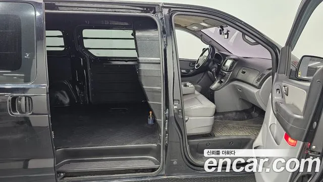 Hyundai Starex 2019 — фото 12