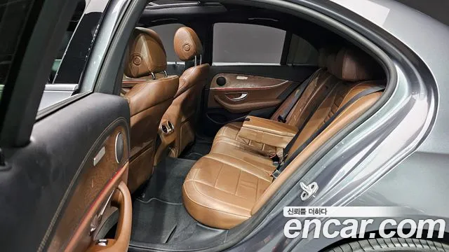 Mercedes-Benz E-Class 2021 — фото 12
