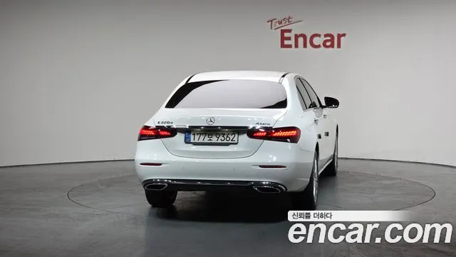 Mercedes-Benz E-Class 2022 — фото 4