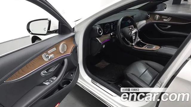 Mercedes-Benz E-Class 2022 — фото 12