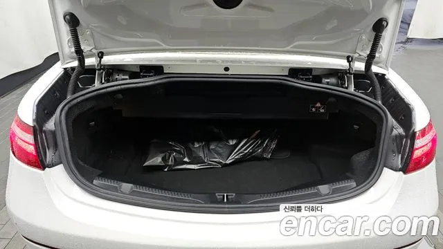 Mercedes-Benz E-Class 2018 — фото 20