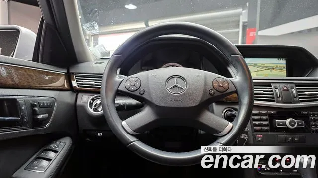 Mercedes-Benz E-Class 2011 — фото 13