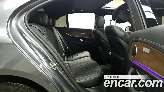 Mercedes-Benz E-Class 2022 — фото 12