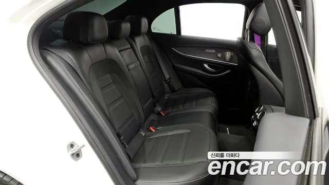 Mercedes-Benz E-Class 2023 — фото 12