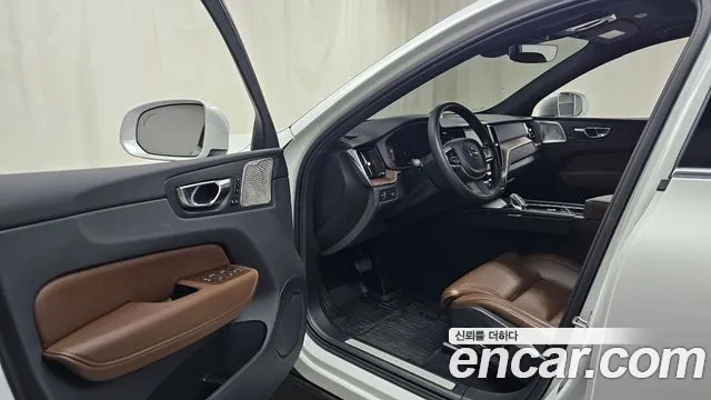 Volvo XC60 2022 — фото 10