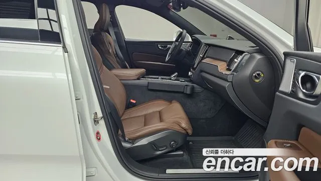 Volvo XC60 2022 — фото 11