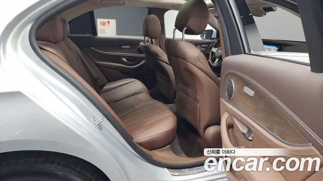 Mercedes-Benz E-Class 2017 — фото 12