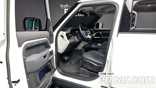 Land Rover Defender 2023 — фото 10