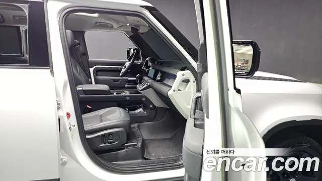Land Rover Defender 2023 — фото 11