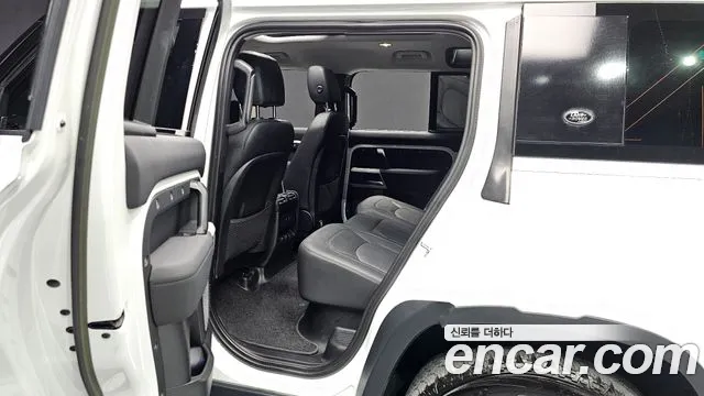 Land Rover Defender 2023 — фото 12