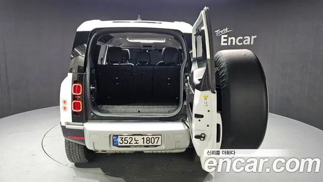 Land Rover Defender 2023 — фото 20