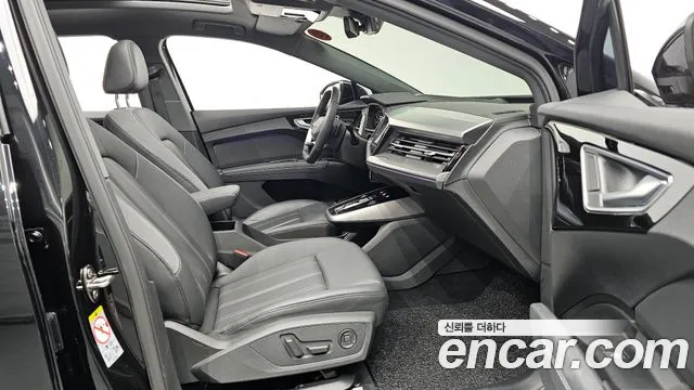 Audi Q4 e-tron 2023 — фото 10