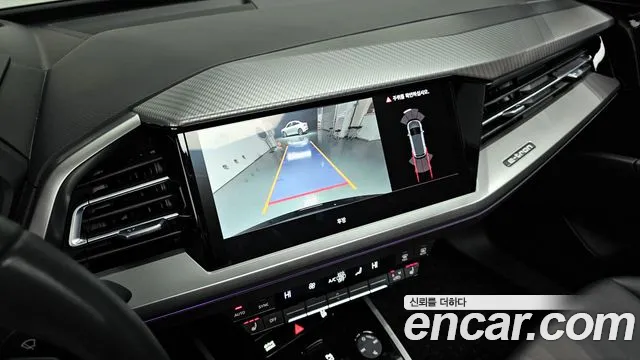 Audi Q4 e-tron 2023 — фото 17
