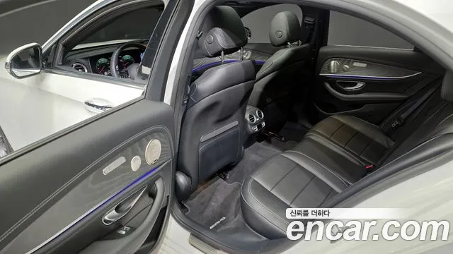 Mercedes-Benz E-Class 2022 — фото 11