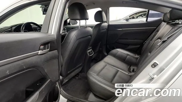 Hyundai AVANTE 2016 — фото 12