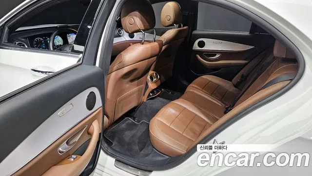 Mercedes-Benz E-Class 2021 — фото 11
