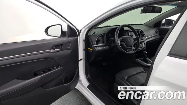 Hyundai AVANTE 2016 — фото 11
