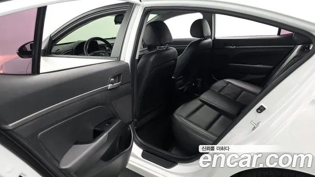Hyundai AVANTE 2016 — фото 12