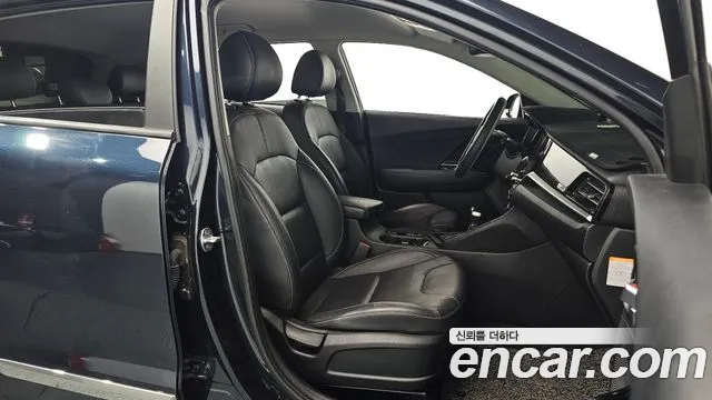 Kia Niro 2021 — фото 10