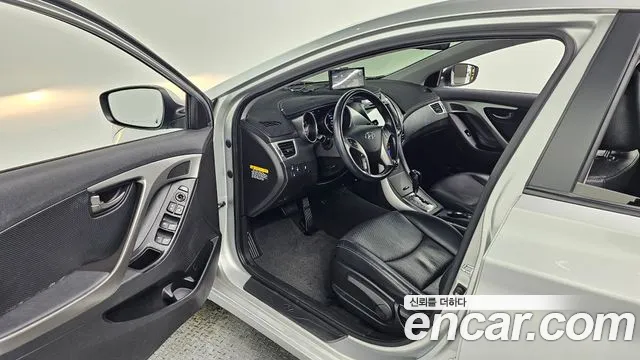 Hyundai AVANTE 2014 — фото 11