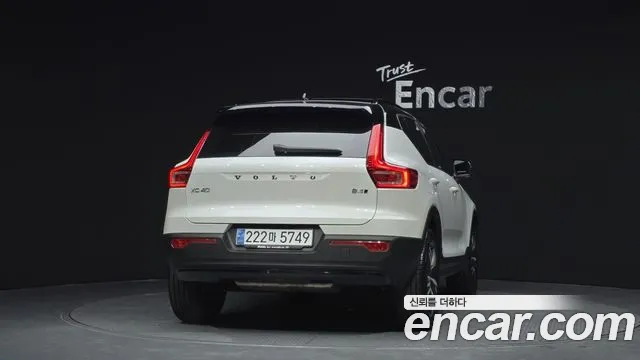 Volvo XC40 2021 — фото 4