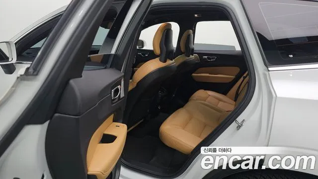 Volvo XC60 2018 — фото 19