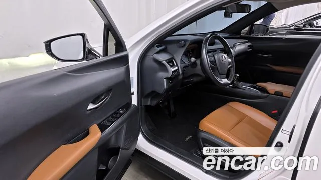 Lexus UX 2020 — фото 10