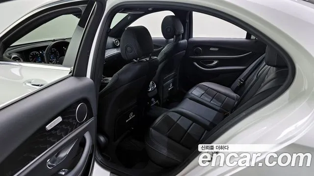Mercedes-Benz E-Class 2022 — фото 11