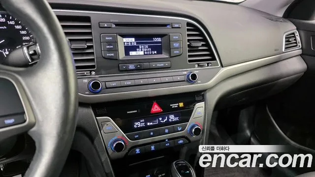 Hyundai AVANTE 2016 — фото 15