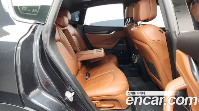 Maserati Levante 2018 — фото 12