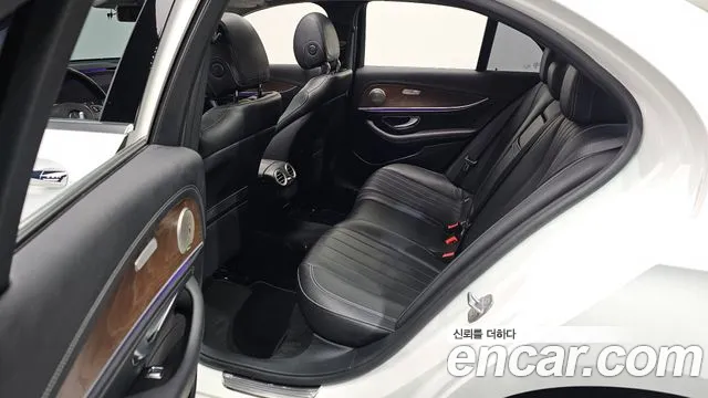 Mercedes-Benz E-Class 2017 — фото 17