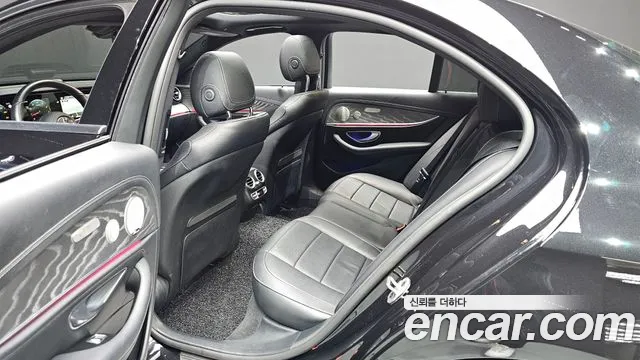 Mercedes-Benz E-Class 2022 — фото 12