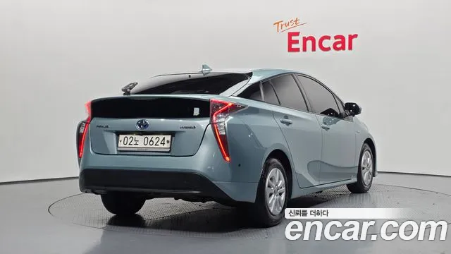 Toyota Prius 2016 — фото 2
