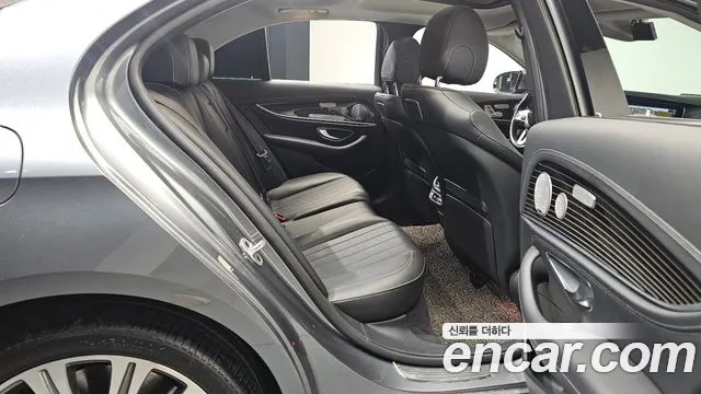 Mercedes-Benz E-Class 2019 — фото 12