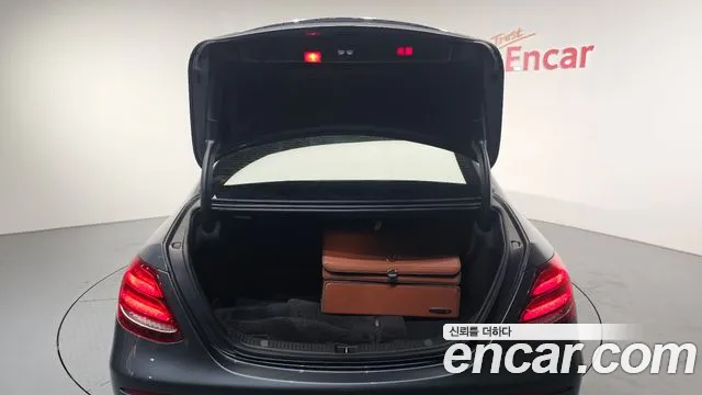 Mercedes-Benz E-Class 2019 — фото 20
