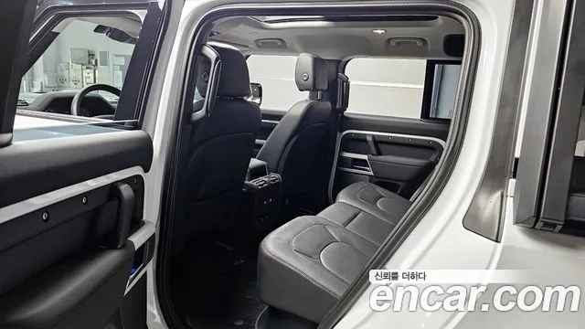 Land Rover Defender 2023 — фото 11