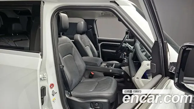 Land Rover Defender 2023 — фото 12