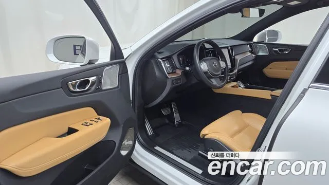 Volvo XC60 2022 — фото 10