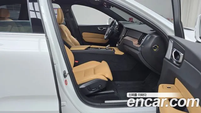 Volvo XC60 2022 — фото 11
