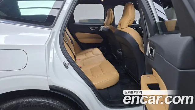 Volvo XC60 2022 — фото 12
