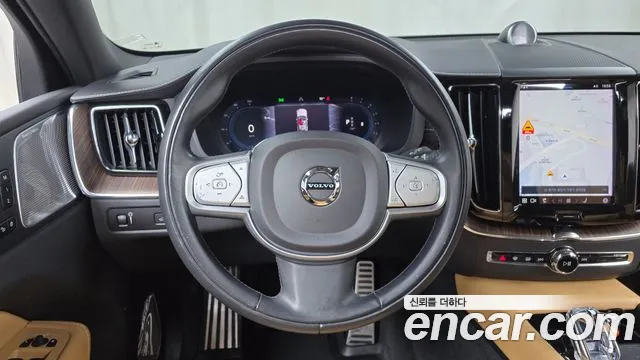 Volvo XC60 2022 — фото 13