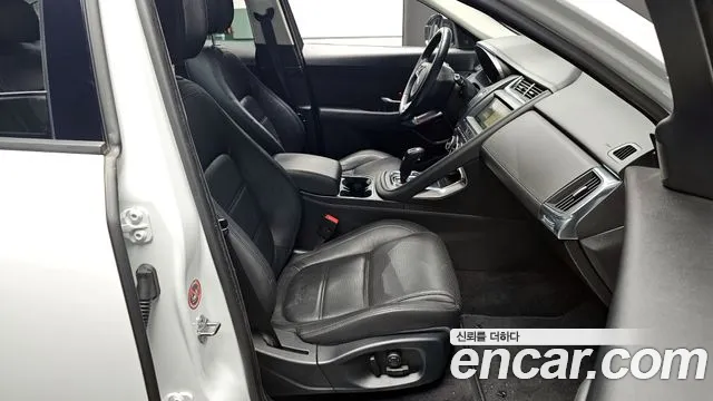 Jaguar E-PACE 2018 — фото 10