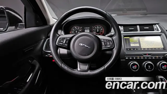 Jaguar E-PACE 2018 — фото 13