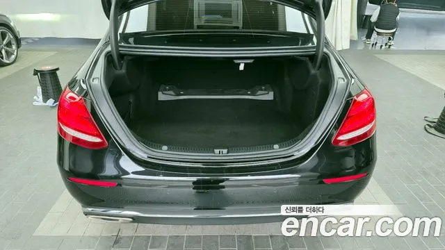 Mercedes-Benz E-Class 2018 — фото 20