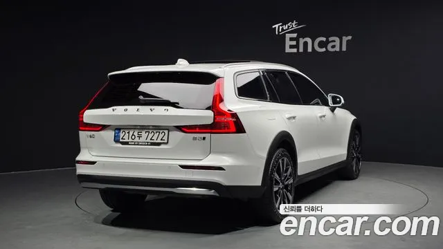 Volvo V60 2023 — фото 2
