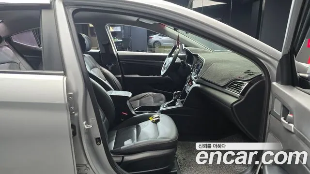 Hyundai AVANTE 2018 — фото 10
