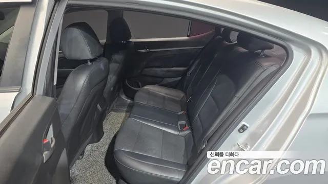 Hyundai AVANTE 2018 — фото 12