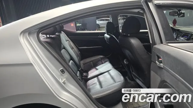 Hyundai AVANTE 2018 — фото 13