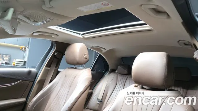 Mercedes-Benz E-Class 2017 — фото 19
