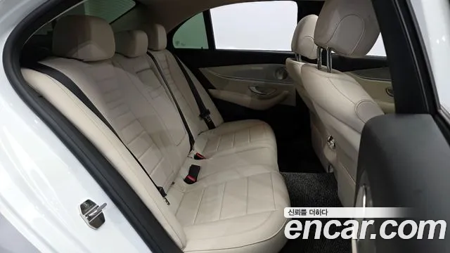 Mercedes-Benz E-Class 2018 — фото 12